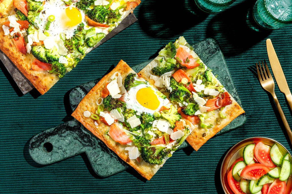 Brokkoli-Lachs-Flammkuchen mit Ei dazu Tomaten-Gurken-Salat
