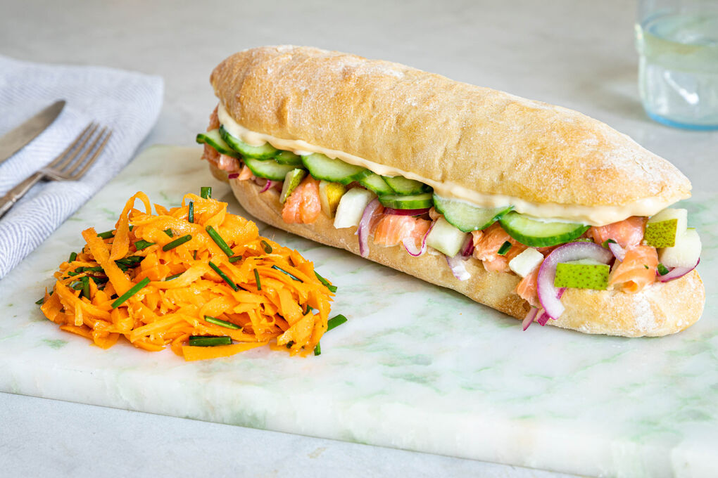 Sandwich mit Räucherlachs-Birnen-Tatar dazu Karottensalat mit Ingwerdressing