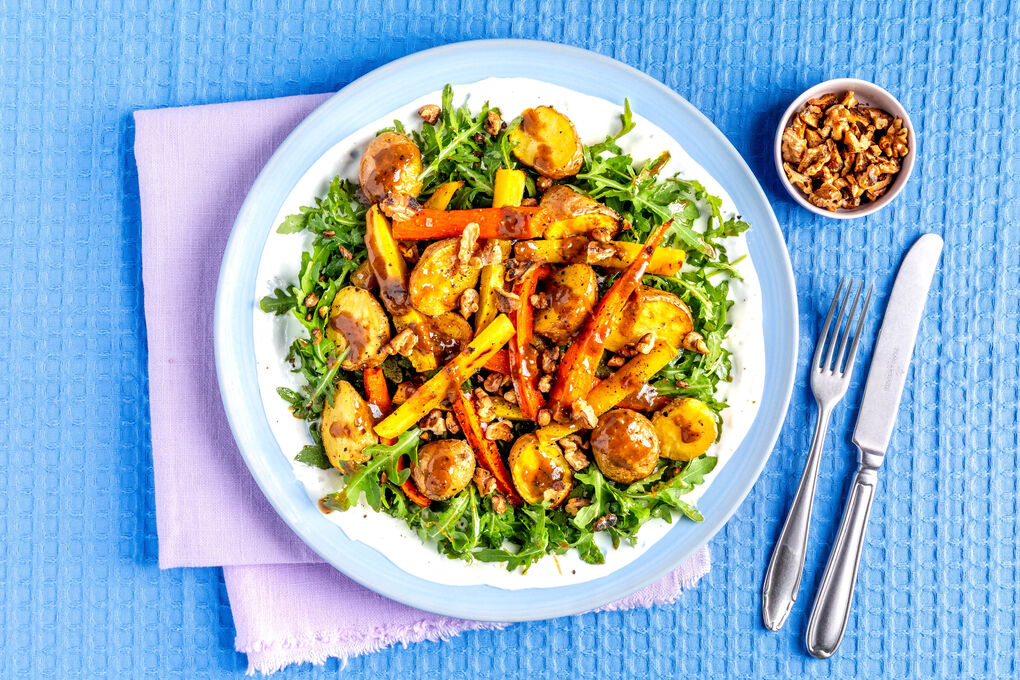 Ofengemüse mit Rucola in Sardellendressing mit Walnusskernen auf cremigem Joghurt