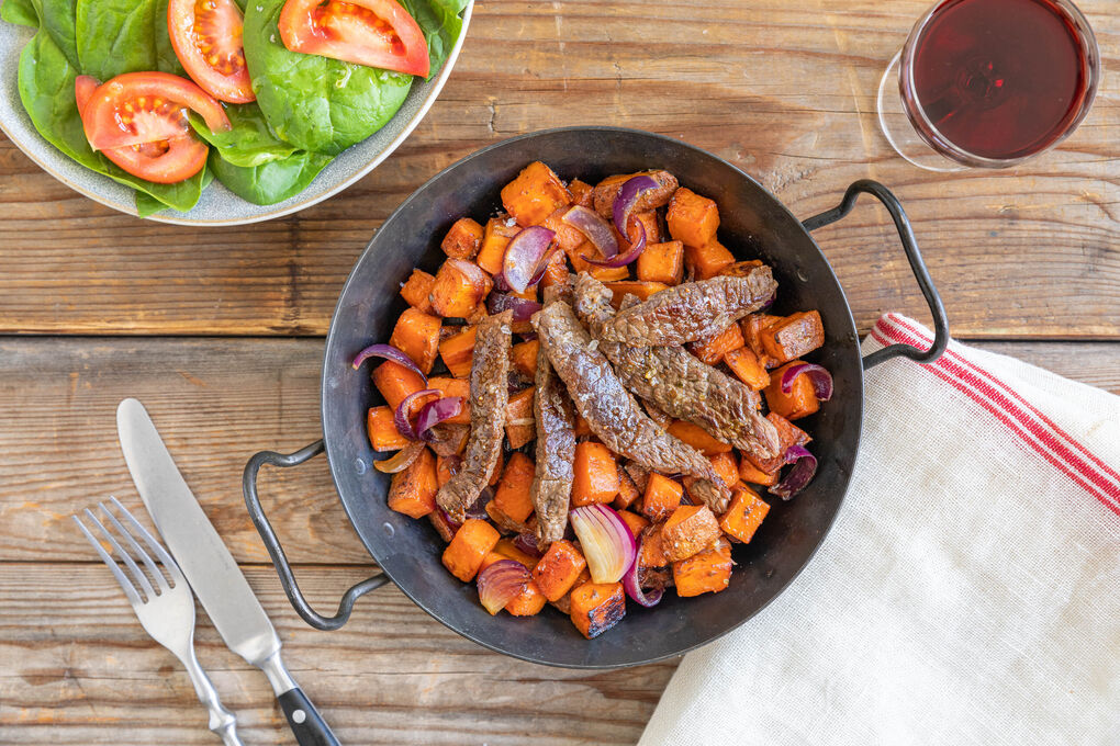 Bio-Rinderschnetzel mit Süßkartoffeln dazu Spinat-Tomaten-Salat