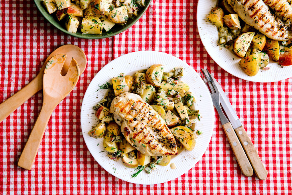 Krosses BBQ-Hähnchen mit fruchtigem Kartoffel-Dill-Salat