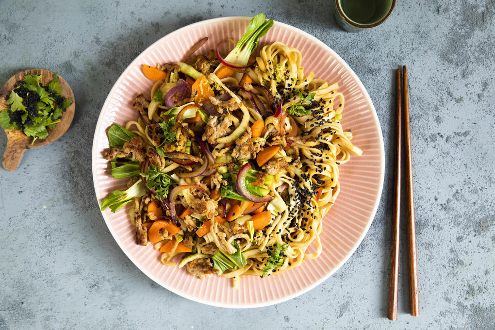 Schnelle Nudelpfanne mit Schweinehack mit Pak Choi und schwarzem Sesam