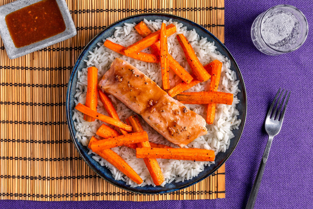 Lachs mit süßer Sojaglasur dazu gebackene Karotten und Vollkornreis