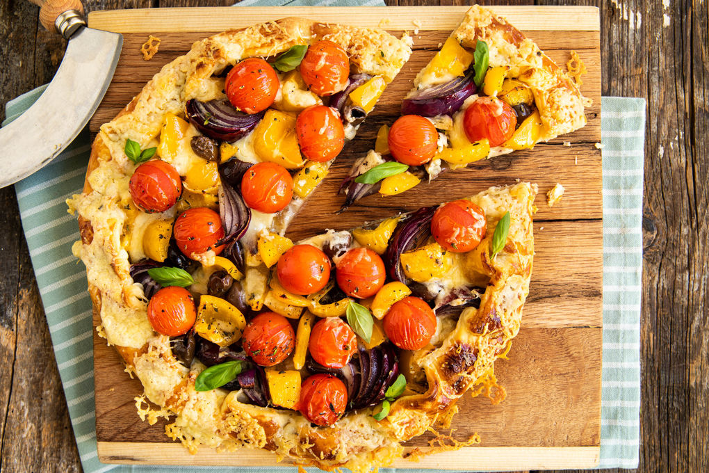 Bunte Paprika-Tomaten-Galette mit Zwiebelmarmelade und Käse