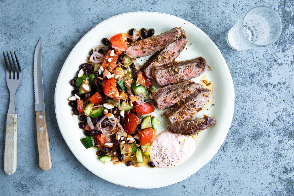 Gegrilltes Rindersteak mit Mayodip Low Carb mit buntem Bohnen-Rauchmandel-Salat