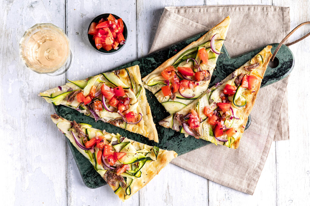 Gemüse-Flammkuchen mit Sardellen garniert mit frischer Tomatensalsa