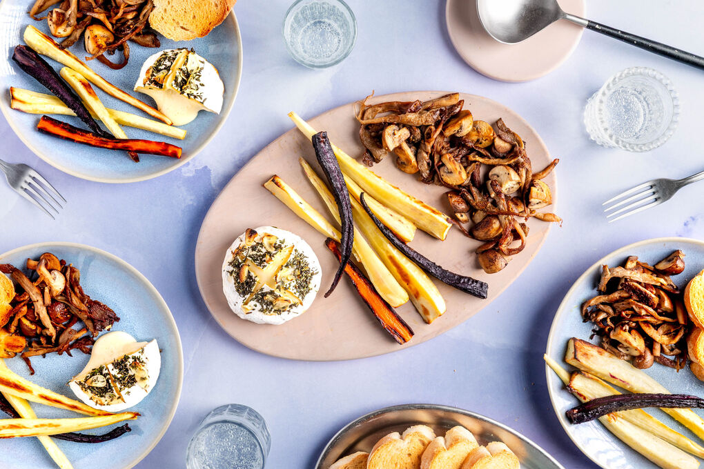 Gebackener Camembert mit Röstgemüse, Pilzen und Crostini
