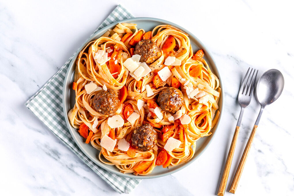 Pasta mit würzigen Rinderhackbällchen serviert auf frischer Tomatensauce