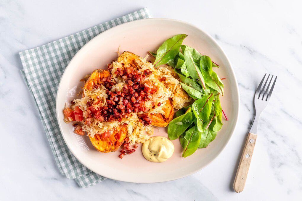 Ofensüßkartoffel mit Sauerkraut und Speck dazu feiner Mangoldsalat