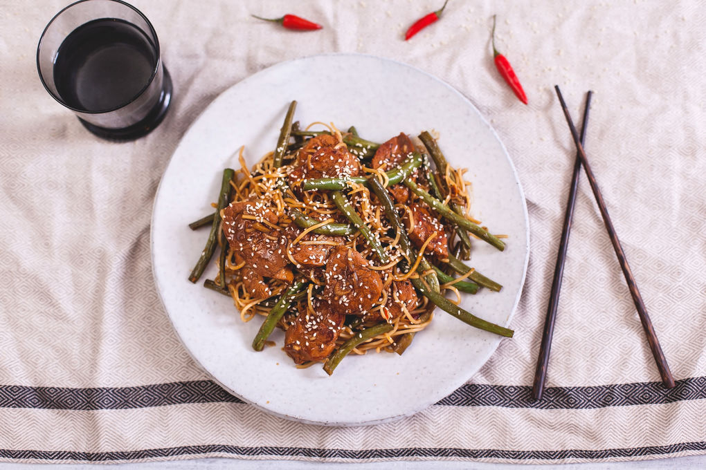 Schweinefilet 'japanisch' mit grünen Bohnen und Mie-Nudeln
