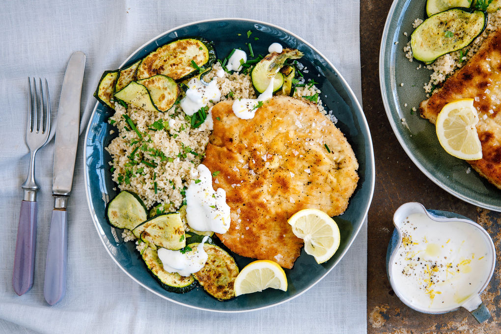 Paniertes Hähnchenschnitzel mit Kräuter-Couscous und Zucchini
