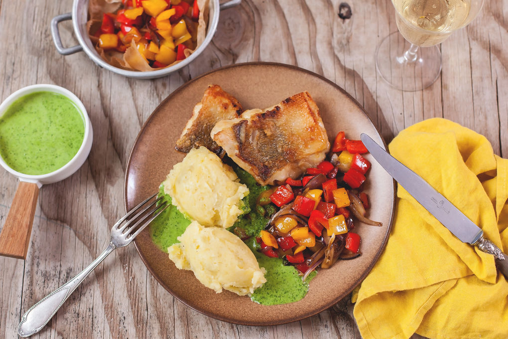 Zander mit Paprikagemüse, Quetschkartoffeln und Petersiliensau