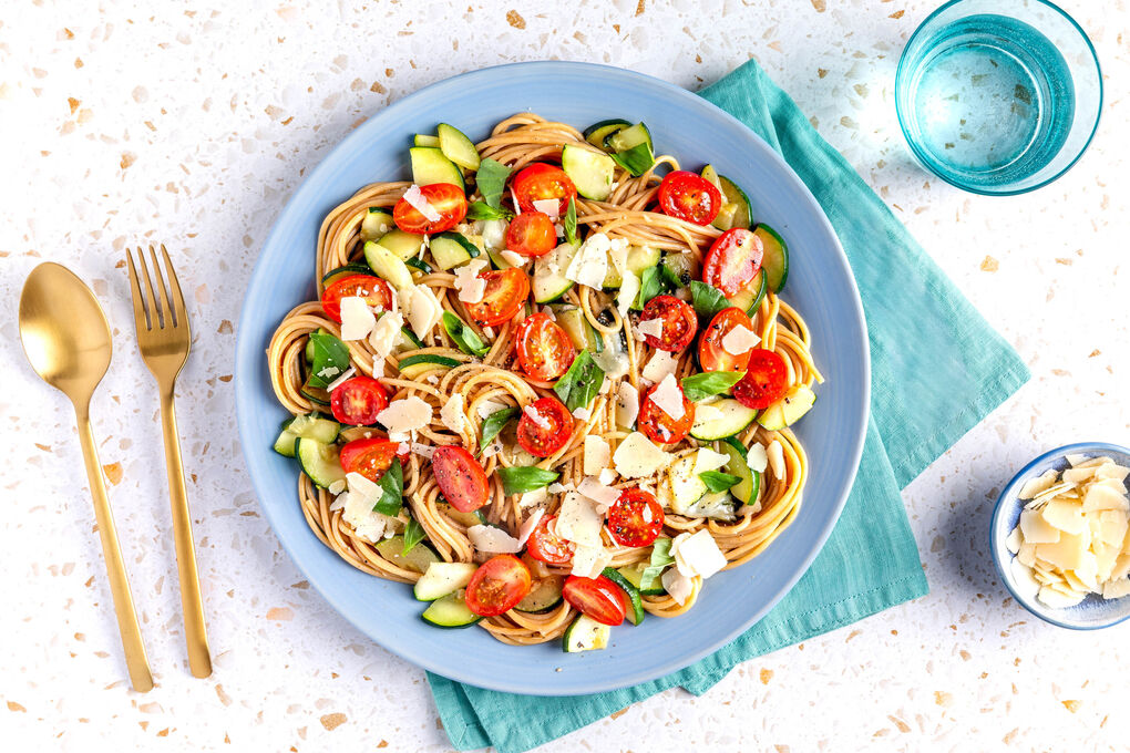 Vollkornspaghetti mit Sardellen und Zucchini, dazu frische Kirschtomaten