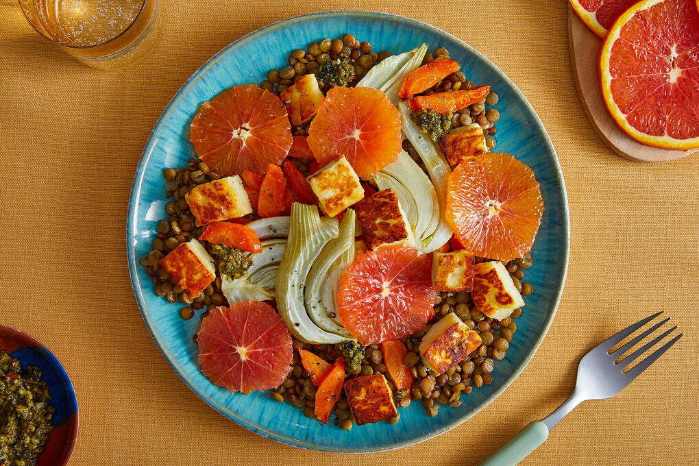 Grillkäsecroûtons & Blutorange an Linsensalat, Ofengemüse & Kürbiskernpesto