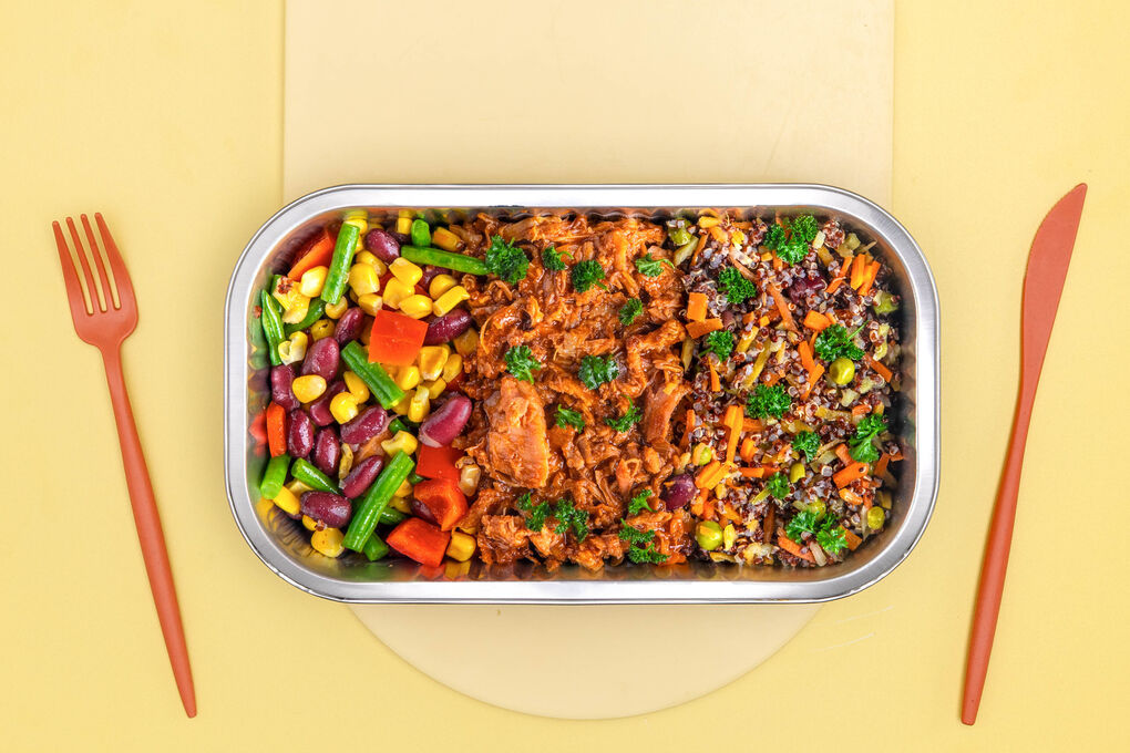 Mexikanisches Pulled Chicken mit Quinoa und buntem Bohnen-Gemüse