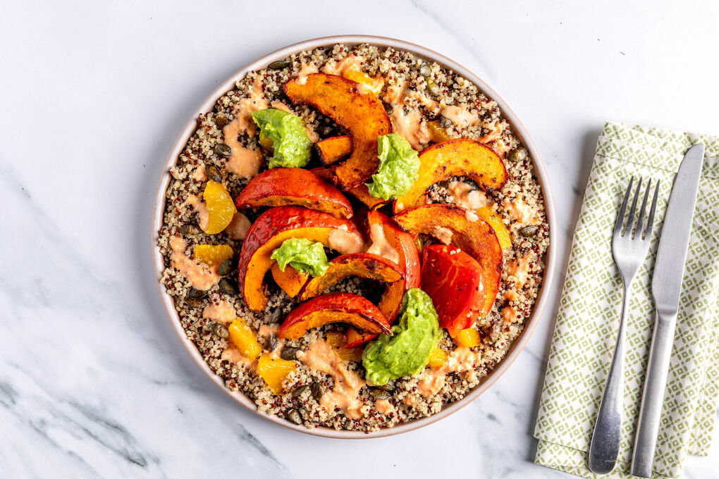 Tex-Mex-Kürbis und geröstete Tomaten an Quinoasalat mit Orangendressing