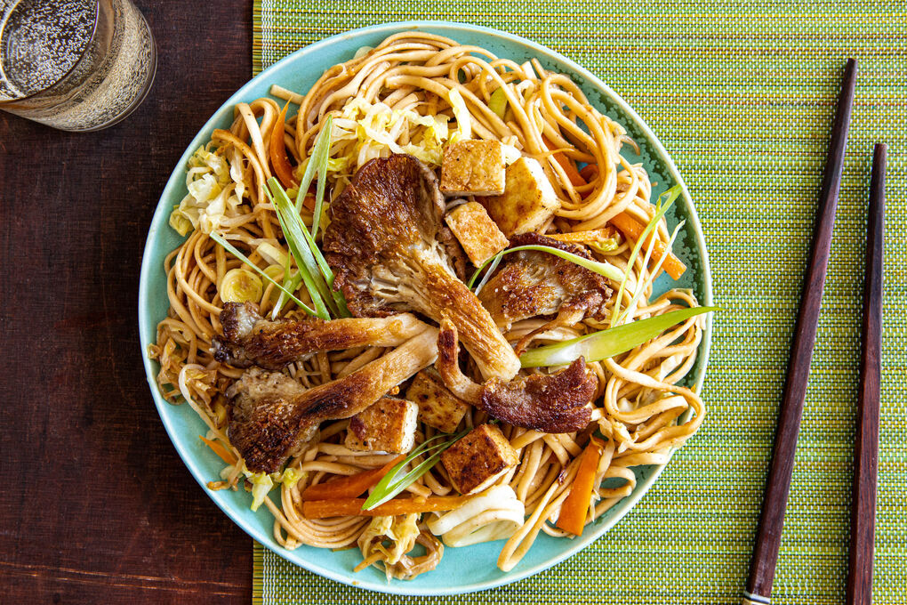 Udon mit Tofu & Austernpilzen in asiatischer Satay-Erdnusssauce