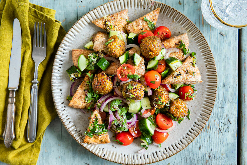 Doppelt Falafeln mit Brotsalat libanesische Art mit Za’atar-Dressing