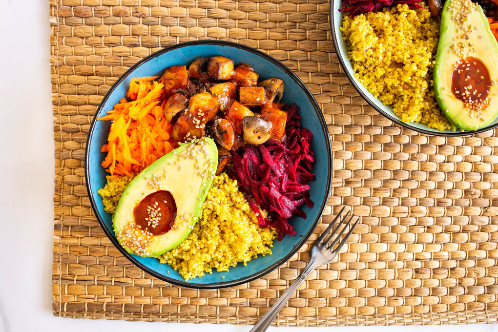 Rainbow Bowl mit gebackenem Tofu und Avocado auf Kurkuma-Quinoa