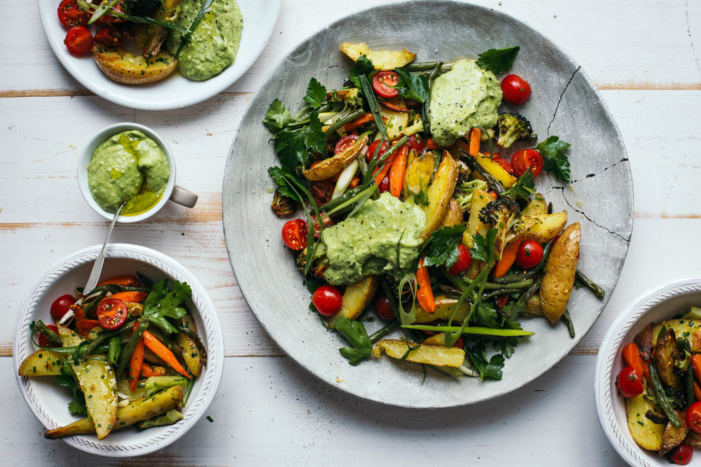 Sommerliches Ofengemüse mit Avocado-Mandel-Creme