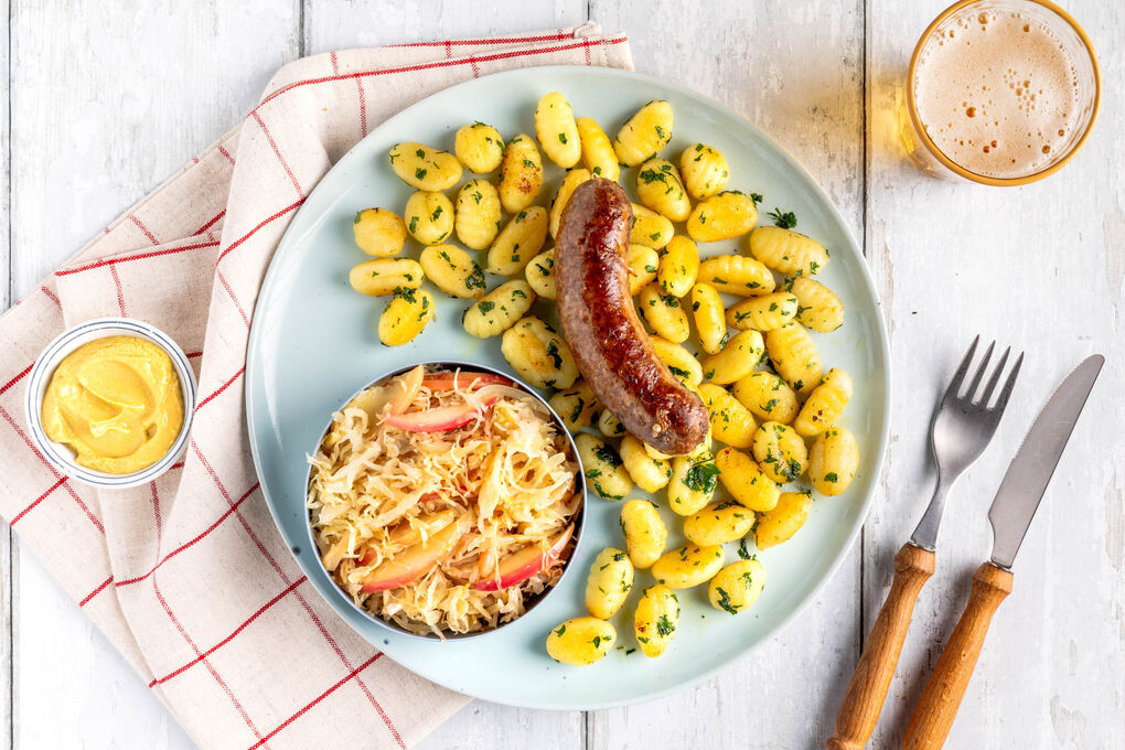Rindswurst auf Apfel-Sauerkraut mit gebratenen Gnocchi