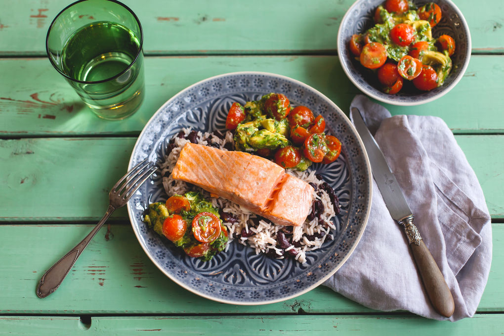 Saftiger Lachs mit Tomaten-Avocado-Salsa und Bohnen-Reis