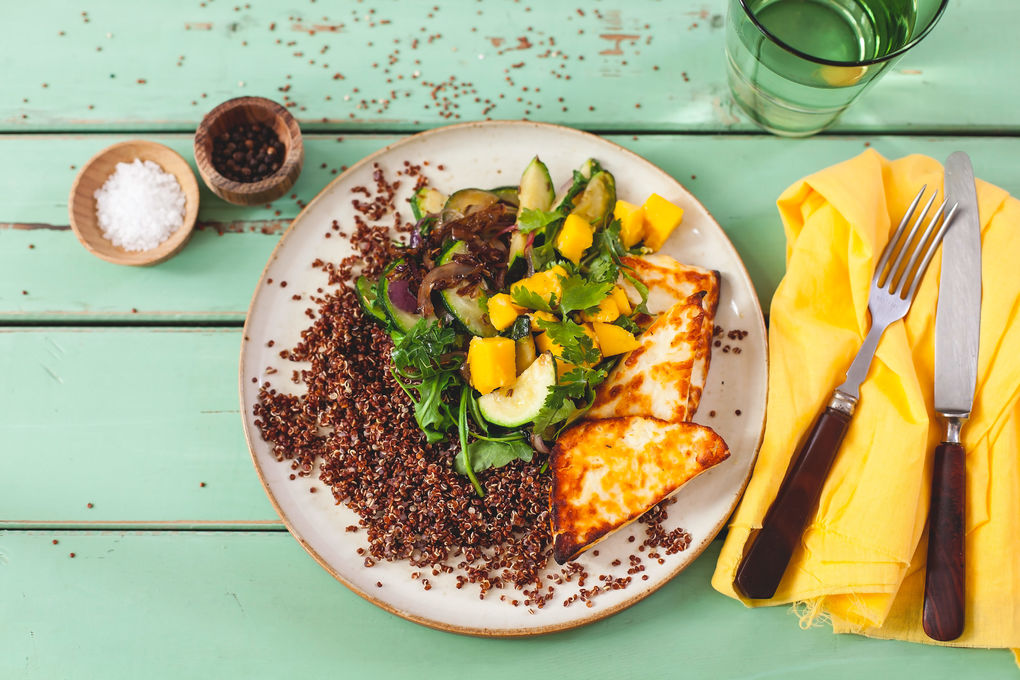 Knuspriger Halloumi mit rotem Quinoa und Mango-Ingwer-Salsa