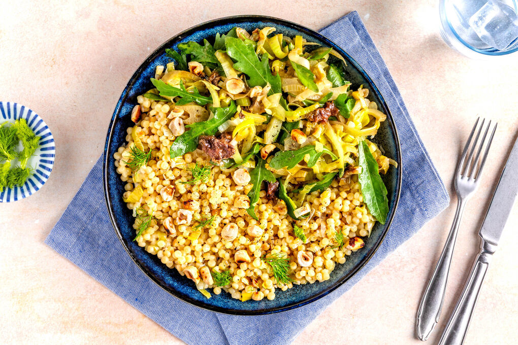 Fenchel-Gemüsepfanne mit Sardellen dazu Perlencouscous garniert mit Haselnüssen