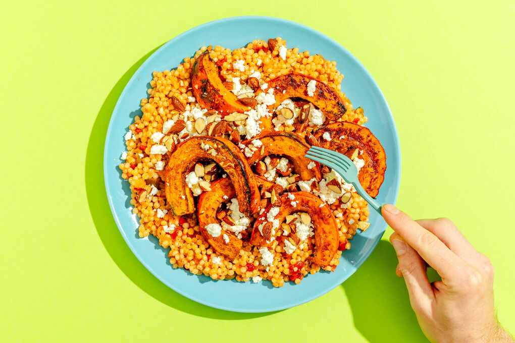 Kürbisspalten mit Feta und Rauchmandeln auf würzigem Perlencouscous mediterrane Art