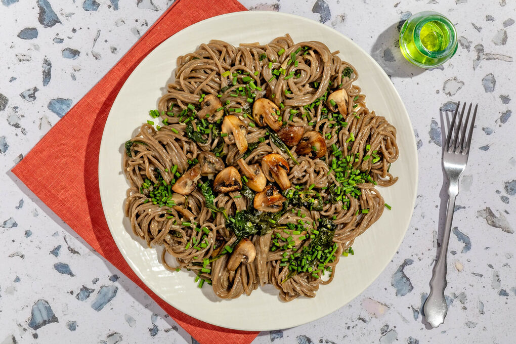 Getrüffelte Champignon-Miso-Soba mit Spinat, Käse und Schnittlauch