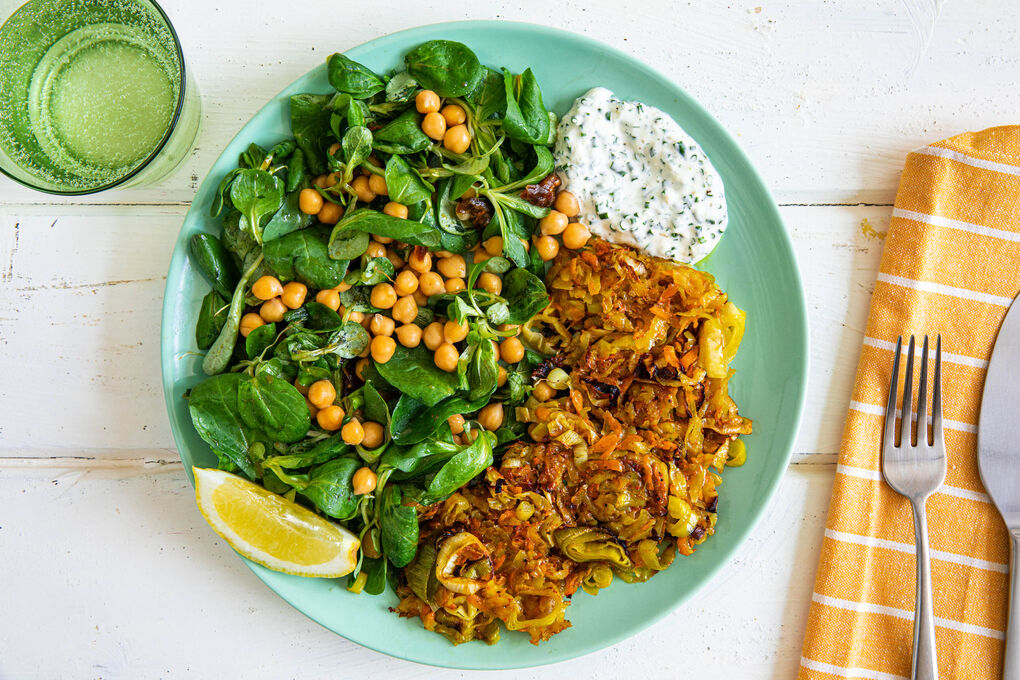 Gemüserösti mit Schnittlauchdip dazu Feldsalat mit Kichererbsen und Rosinen