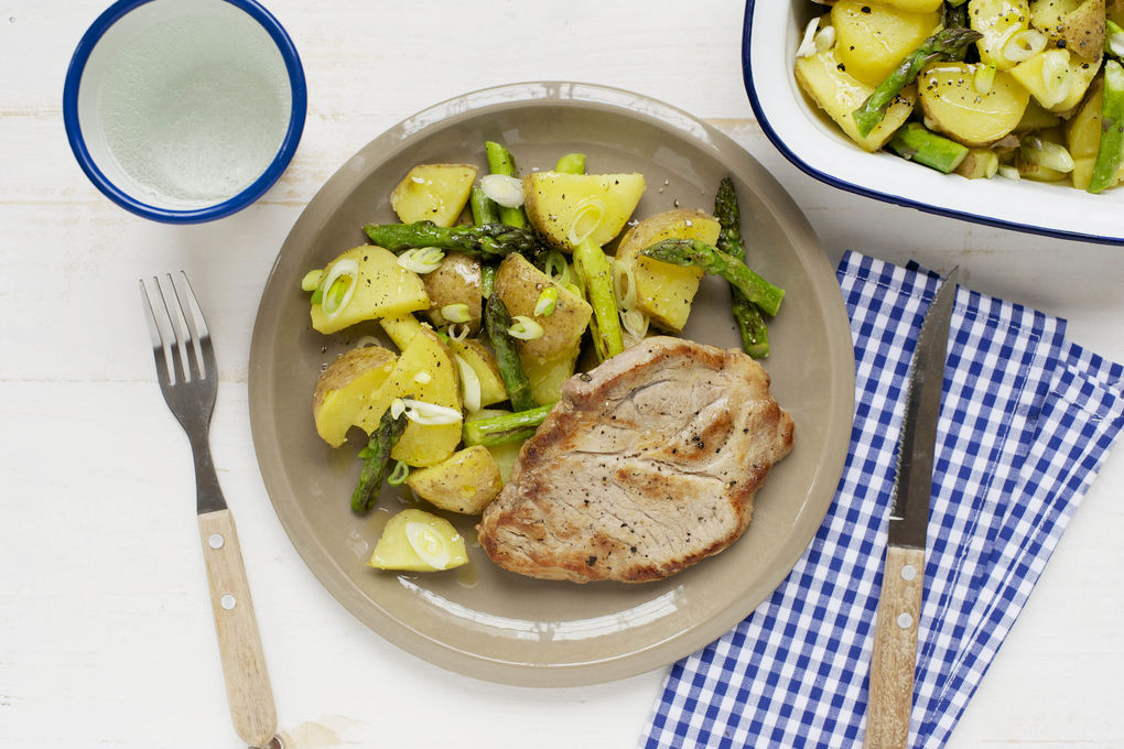 Kartoffel-Spargel-Salat mit saftigen Schweinesteaks