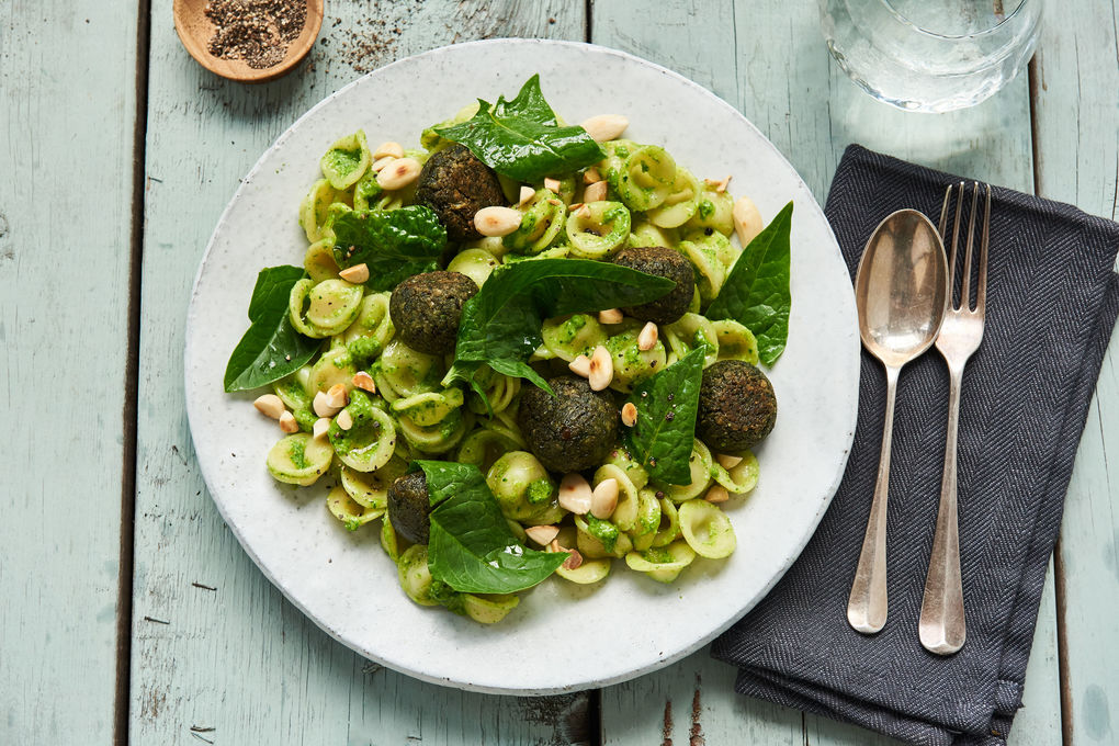 Linsen-Spinat-Bällchen mit Orecchiette und Sauerampfer-Pesto