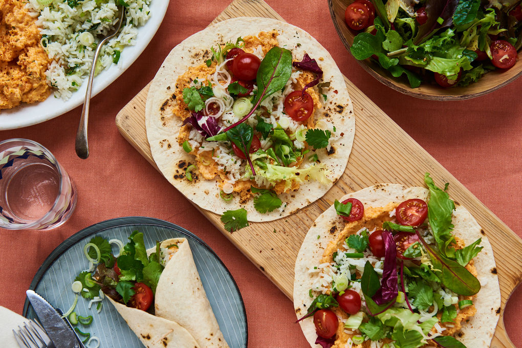 Süßkartoffel-Burritos mit Kräuter-Reis und Salat