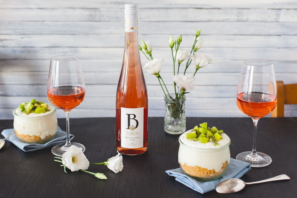 Schneller Cheesecake mit Kiwi und einer Flasche Spätburgunder Rosé