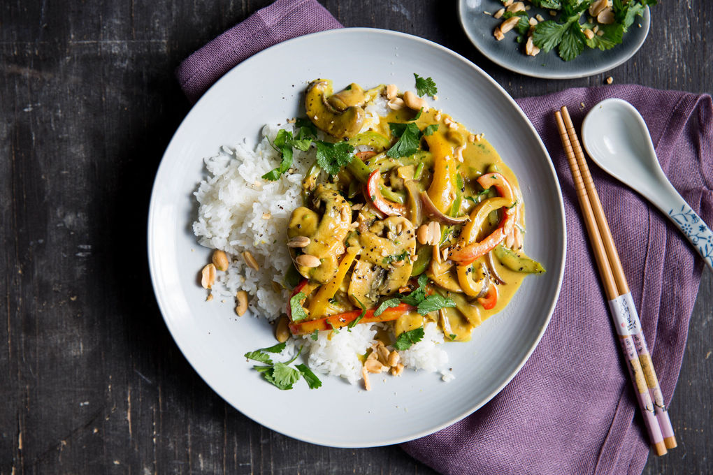 Gemüsecurry mit Kokos-Erdnuss-Sauce und duftendem Jasminreis