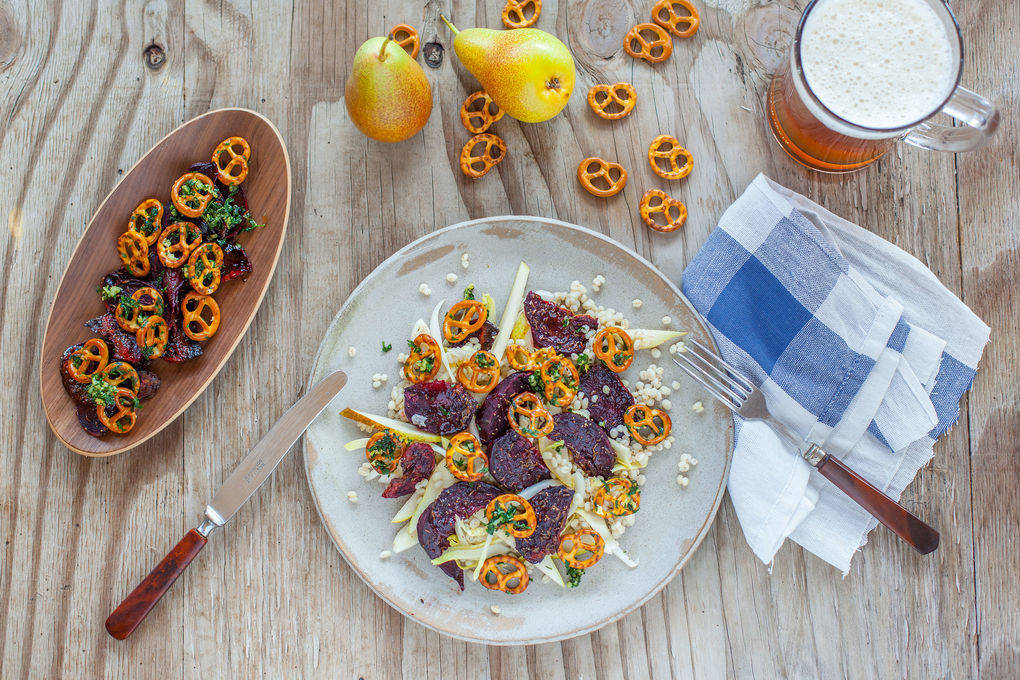 Perlgraupen-Birnen-Salat mit roter Beete und Brezeln