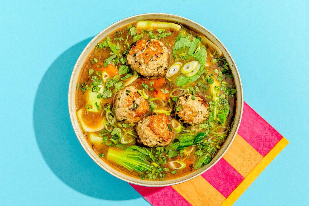 Asiatische Hackbällchen-Gemüse-Suppe mit zartem Pak Choi und Koriander