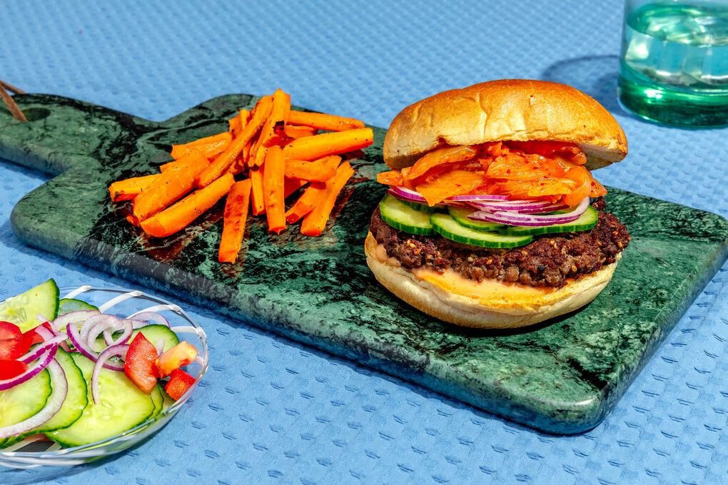 Bio-Beef-Burger mit Kimchi und Karottenpommes dazu Tomaten-Gurken-Salat mit Sesamöl