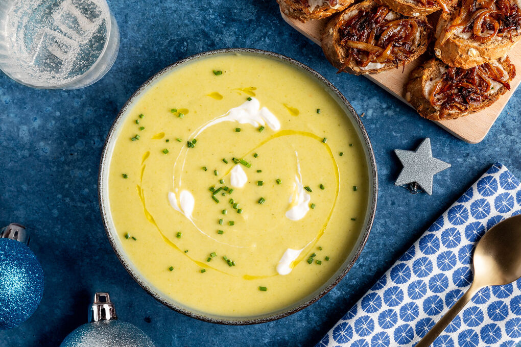 Cremige Kartoffel-Lauch-Suppe mit Zwiebel-Crostini"