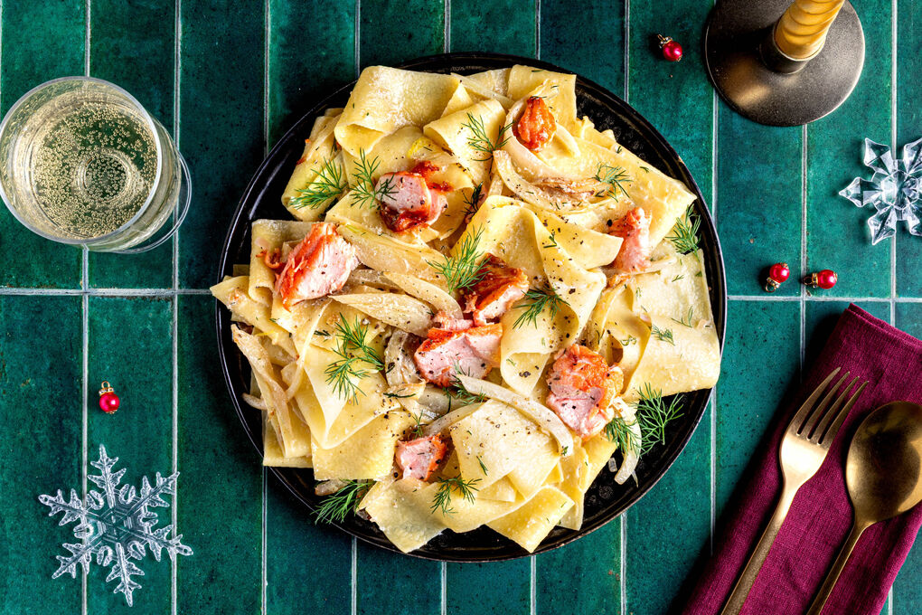 Pappardelle mit Lachsfilet in cremiger Sauce mit Fenchel und Dill