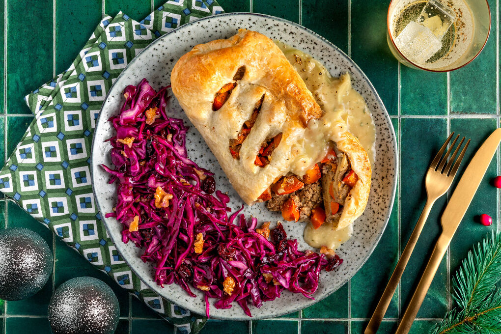 Kürbisstrudel Wellington mit Thymian-Zwiebel-Sauce und Rotkohlsalat