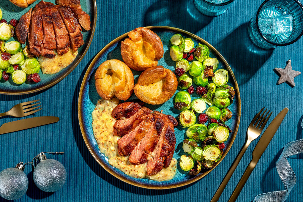 „Steak“ von Planted mit Salbeisauce dazu Yorkshirepudding und feiner Rosenkohl