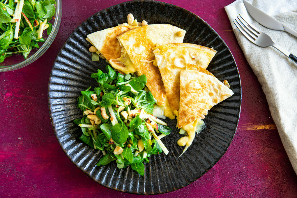 Bohnen-Lauch-Quesadillas mit Cheddar dazu Apfel-Feldsalat mit Mangodressing