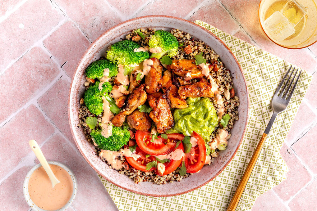 Brokkoli-Quinoa-Salat mit Hähnchenstreifen mit Sriracha-Dip und Rauchmandeln