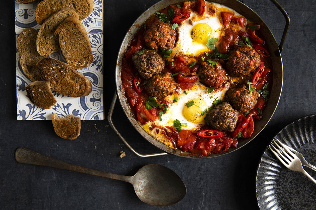 Hackbällchen „Shakshuka“ mit Paprika, Eiern und geröstetem Brot