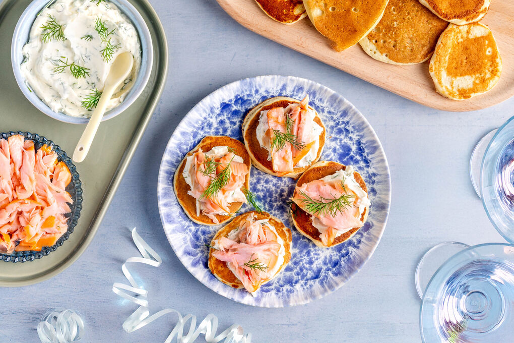 Festtags-Blini mit Stremellachs und feiner Meerrettichcreme und Dill