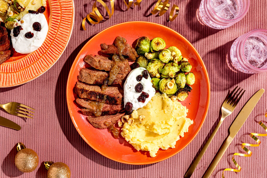 Veganes Steak mit cremiger Burrata an Kartoffelpüree und gebackenem Rosenkohl