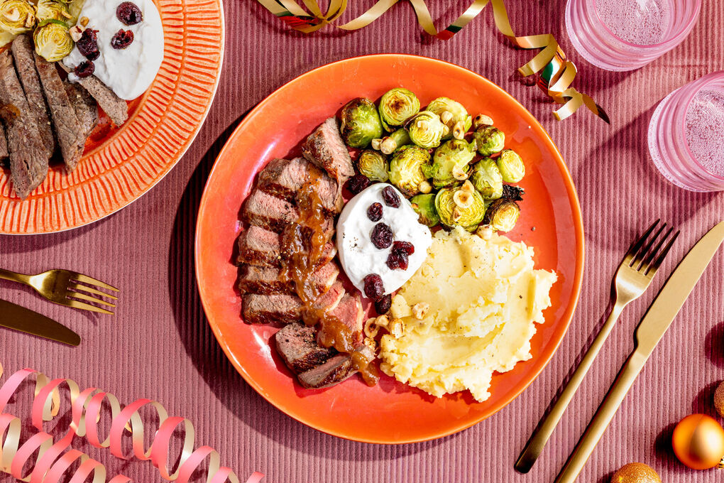 Bio-Rindersteak mit cremiger Burrata an Kartoffelpüree und gebackenem Rosenkohl