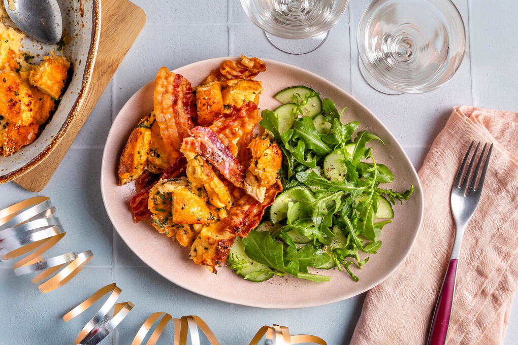 „Der Morgen danach“-Brotauflauf mit Bacon und buntem Salat